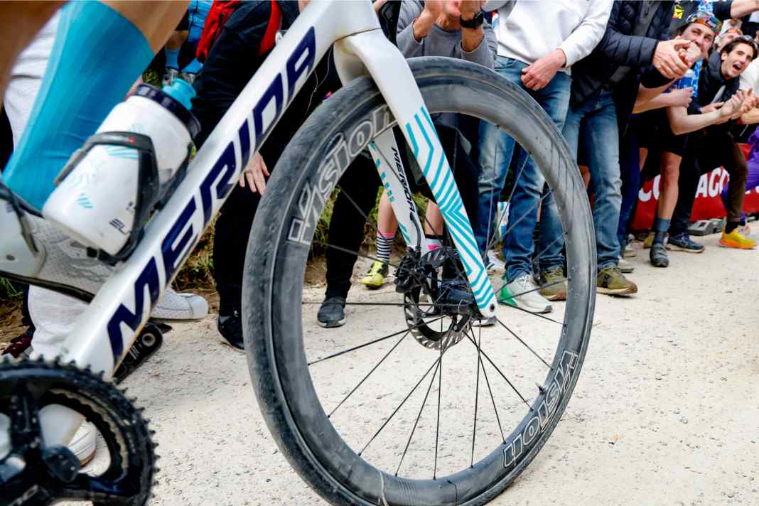 Vision präsentiert mit der Metron RS-Serie neue High-End-Laufräder. Seine Rennpremiere hat der neue Satz bereits hinter sich: Bei Strade Bianche war das Team Bahrain Victorious mit den Metron 45 RS unterwegs.