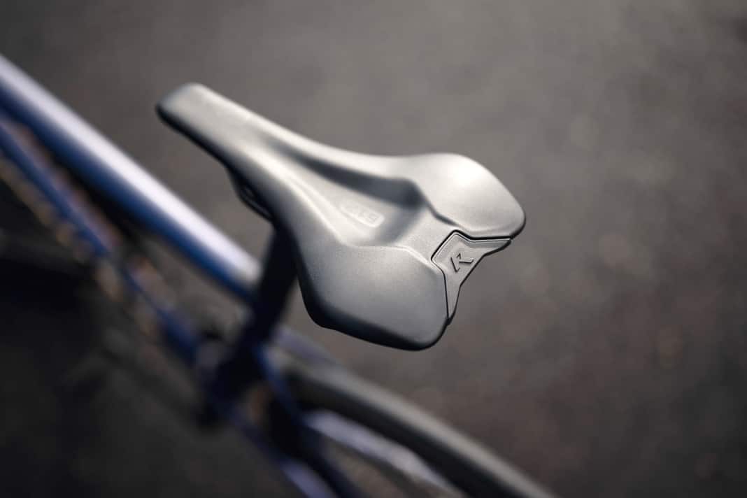 SQlab 612R Ergowave 2.0 Carbon : Disponible en quatre largeurs de 12 à 15 centimètres, 349,99 euros.