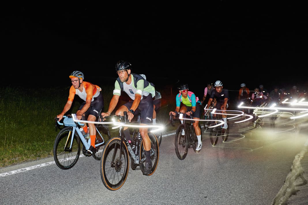 Breathless through the night: At the Munich One Night Event, participants ride 380 kilometres from Munich to Lake Garda in one night.