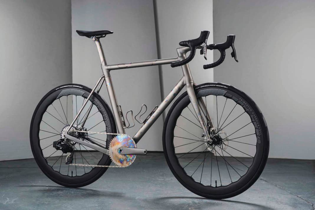 Tom Sturdy prints sleeves, cranks, saddle supports and handlebar/stem combos made of titanium and customised. The picture shows the "Sidhe" aero model