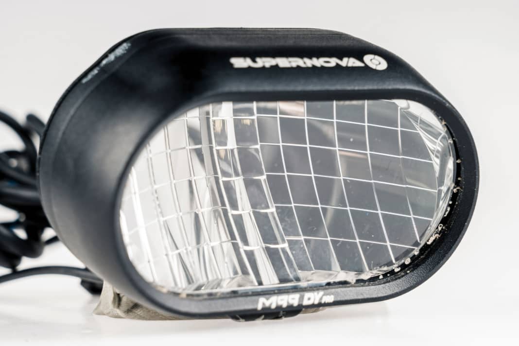 Supernova: 99 kleine, einzeln berechnete Facetten mit unterschiedlichem Kurvenradius und Flächen­inhalt verteilen das LED-Licht auf die Straße.