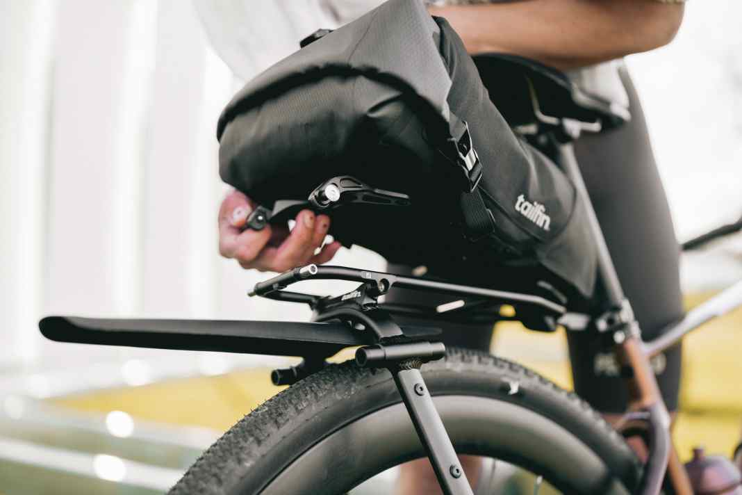 Bikepacking is all the rage, but the classic saddle bag isn’t always the best solution for carrying luggage. Lightweight luggage racks offer a wide range of mounting options and are, in some cases, much better suited to off-road use. We’ve tested six lightweight and versatile models.