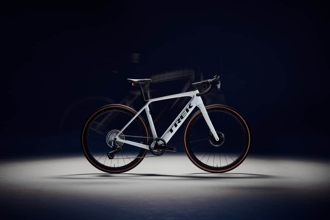 Die Silhouette des Trek Domane+ SL bleibt nahe an der gewohnten Rennrad-Optik