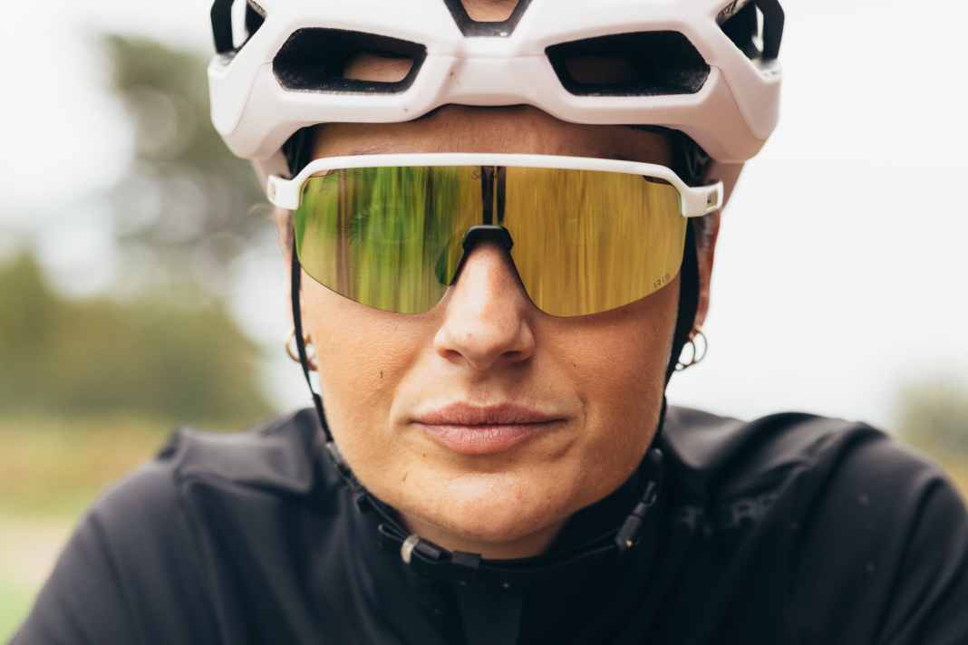 The SunGod 8KO Gold has photochromic lenses for bright to overcast weather.