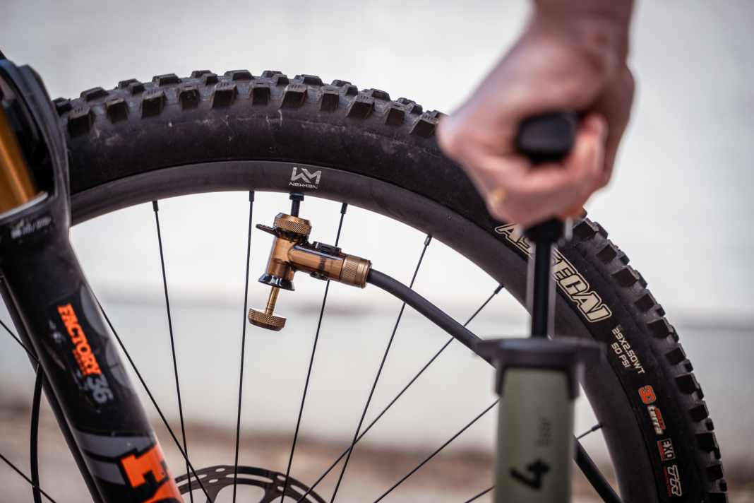 Topeak a développé une tête de pompe astucieuse, la Tubihead, qui devrait faciliter la mise en place du Tubeless et permettre un débit d'air plus important.