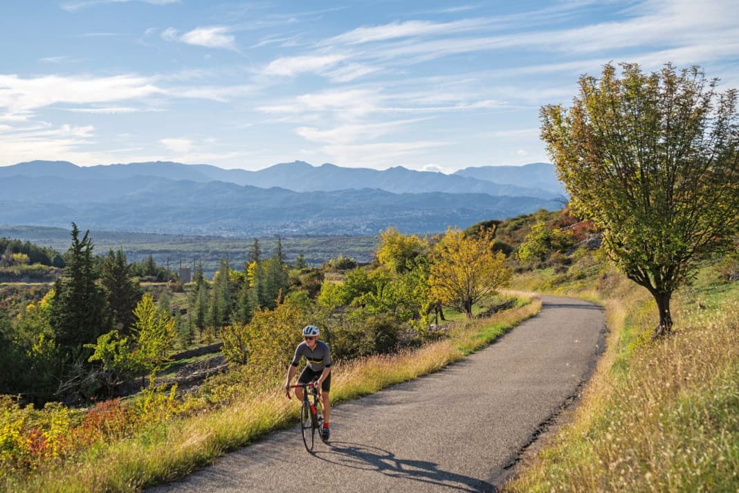 Stille Berge: Wer das Ardèche-Tal verlässt, muss klettern, etwa aufs Plateau du Coiron (Tour 2). Lohn: der Blick auf die Cevennen