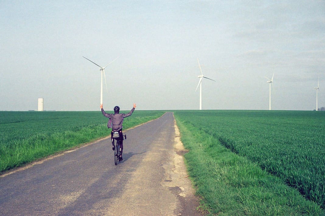 Like Don Quixote: just before Paris, the wind blows across the countryside. The pedalling knights find the battle against the invisible opponent both nasty and fantastic.