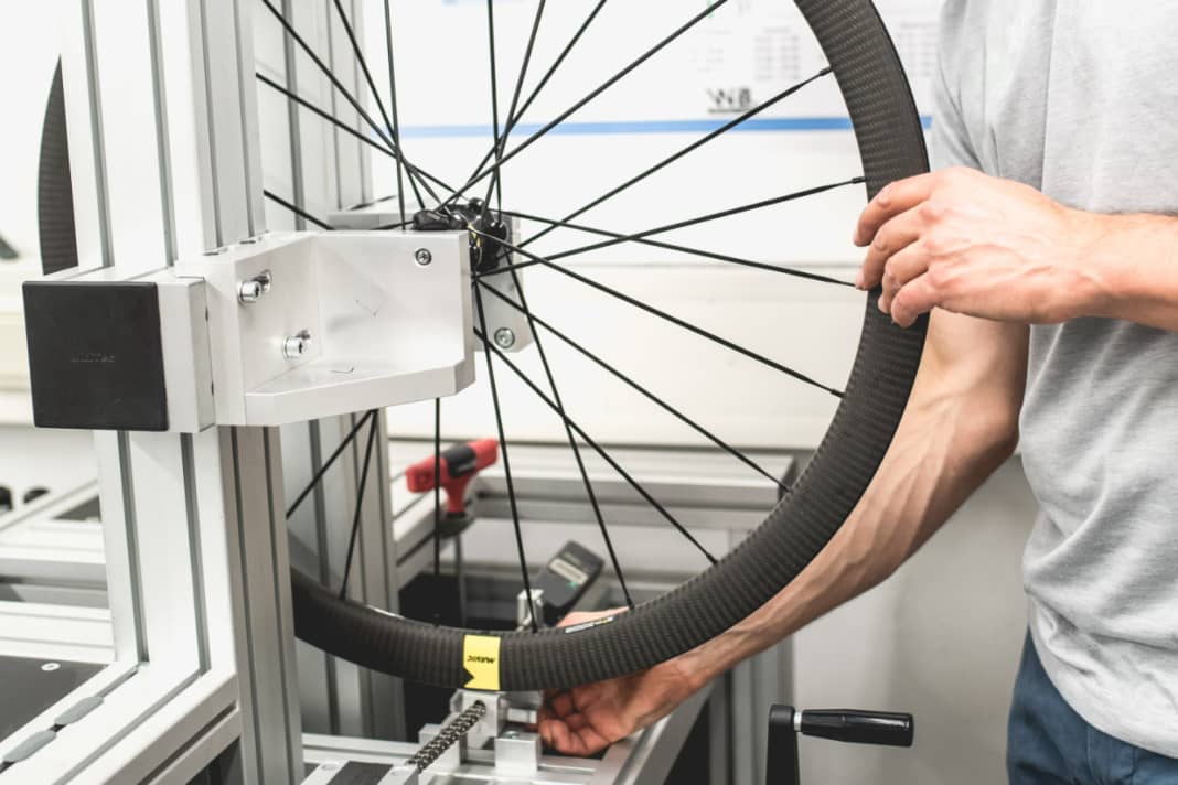 Banc d'essai pour la rigidité latérale des roues