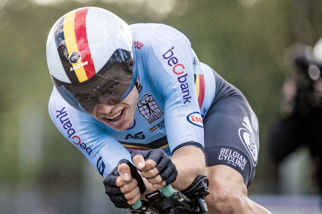 Coupe-vent : Wout van Aert est aussi un touche-à-tout sur la route - ici en 2020 en route pour la médaille d'argent aux championnats du monde de contre-la-montre individuel.