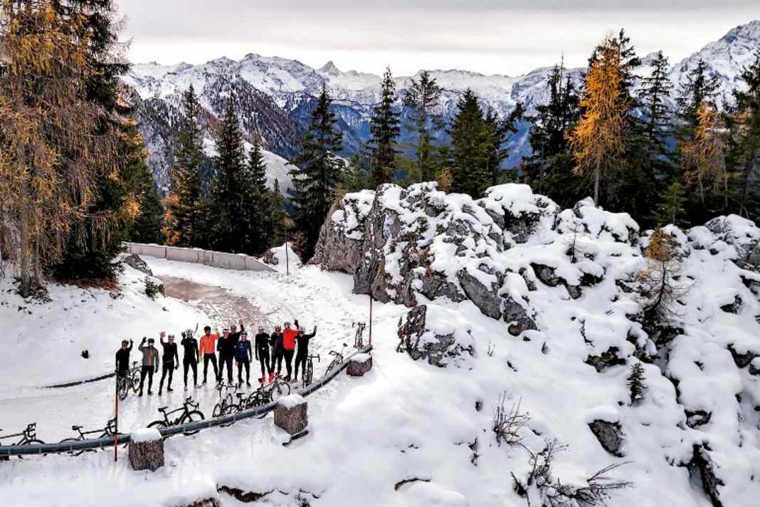 Panorama. Gruppenbild mit Drohne – unten genießt die Truppe die freie Fahrt auf der Rossfeld-Straße