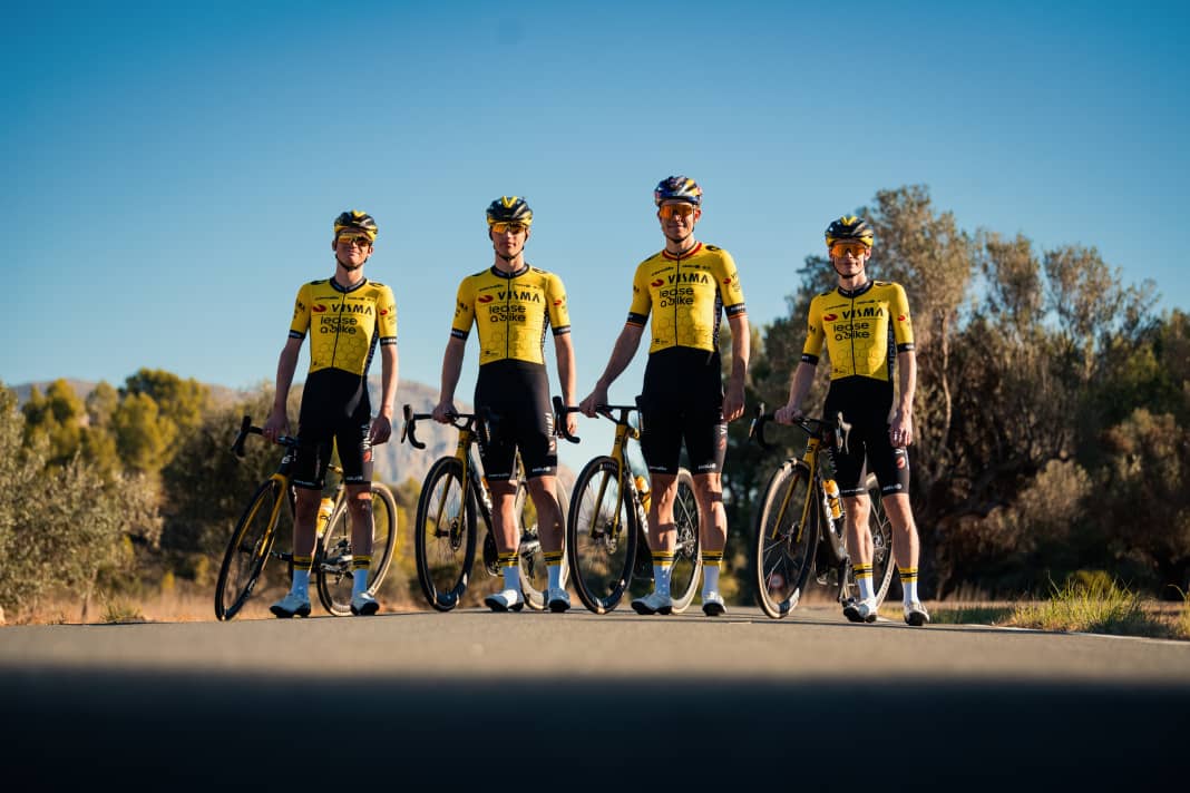 Die Fahrer von Visma | Lease a Bike zeigen das Trikot für 2024 | Lease a Bike