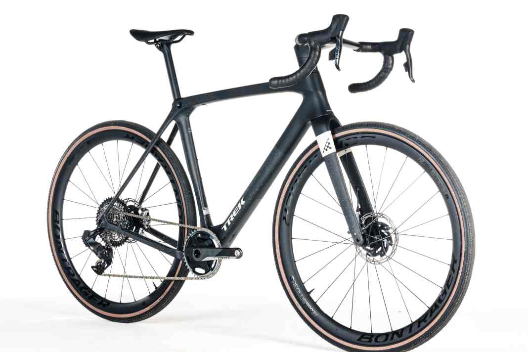 Wegen fünf Gramm (!) setzt sich das Trek Checkmate SLR 8 an die Spitze der leichtesten Gravelbikes im Test 2024.