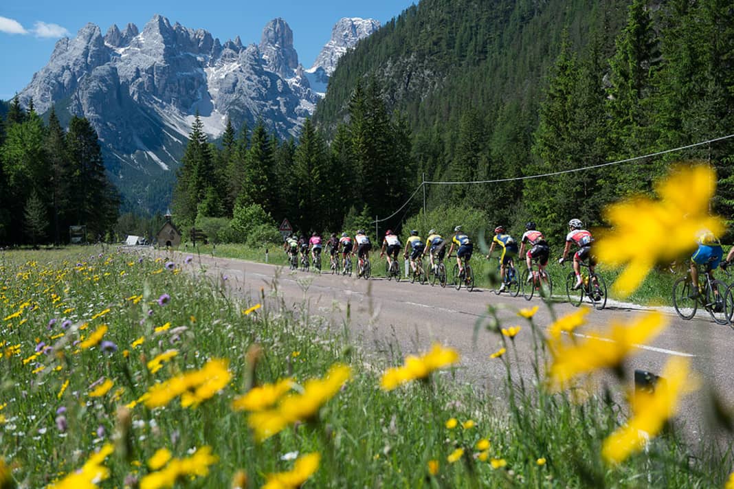 Die Straße von Toblach nach Cortina d’Ampezzo führt zunächst geradewegs auf den machtigen Monte Cristallo zu.