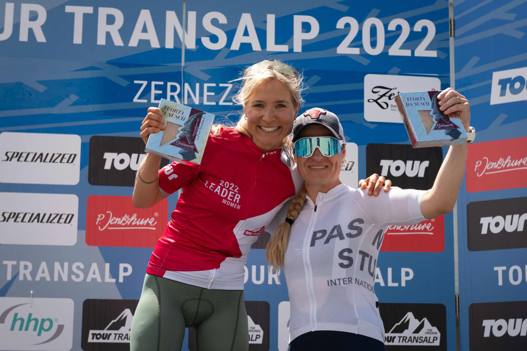 Tour Transalp 2022: After the first stage in Zernez, Cathi Rossmann pulls on the leader's jersey and keeps it until the end.