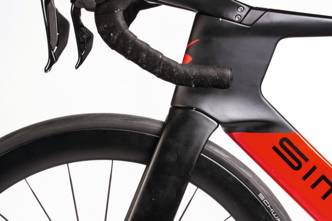 Le Simplon Pride II se distingue avant tout par son spectaculaire tube de direction. |