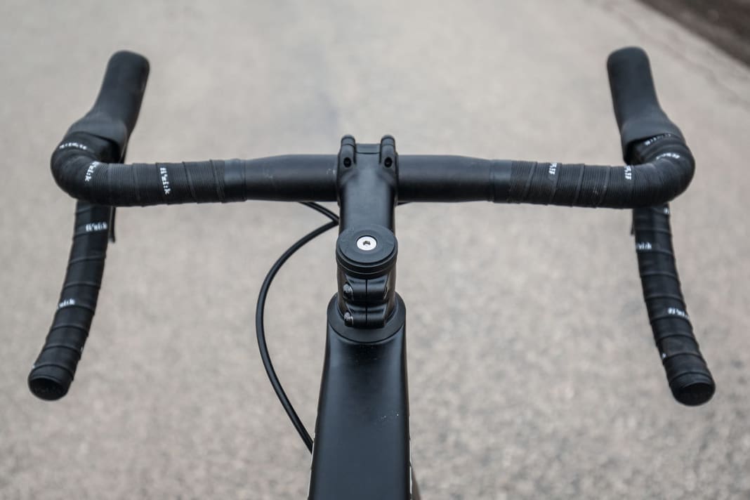 Le diamètre du guidon au niveau des poignées est relativement petit pour un vélo allroad.