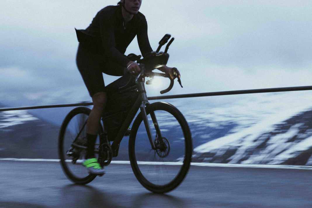 Le Van Rysel EDR CF Ultra est un vélo de course d'endurance conçu pour les longues distances.