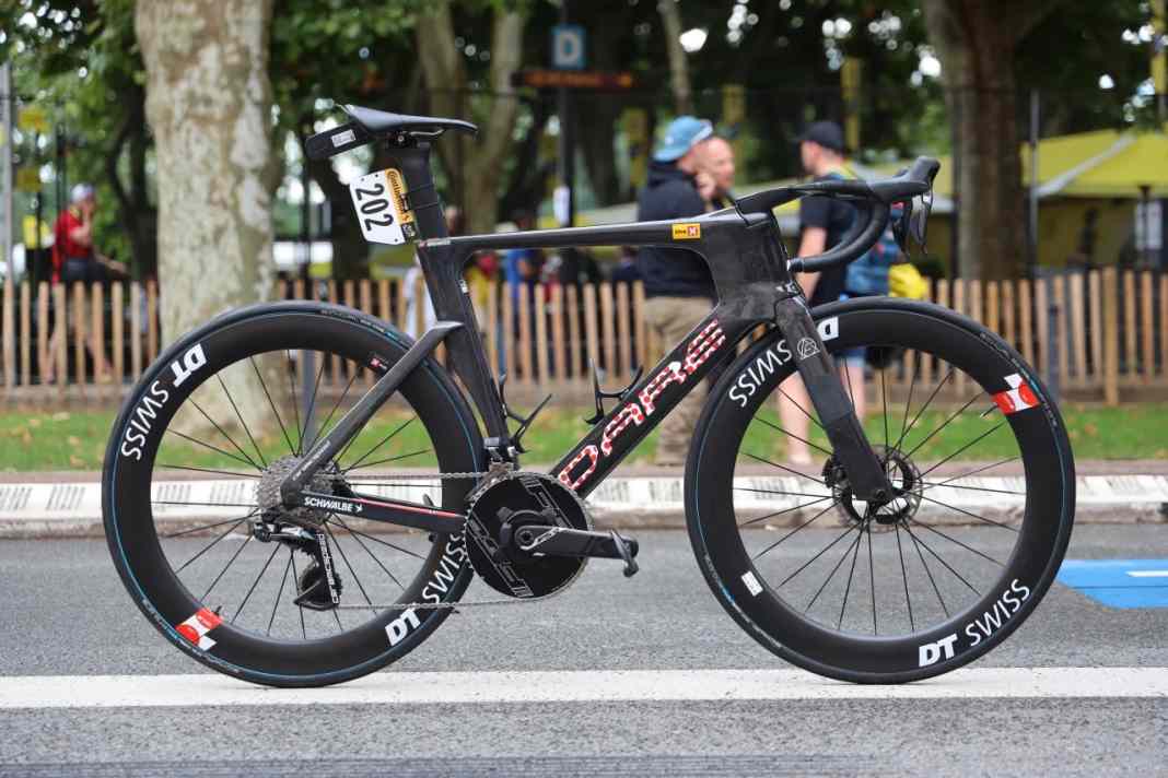 Le Dare VA de Uno-X Mobility est un pur vélo de course aéro.