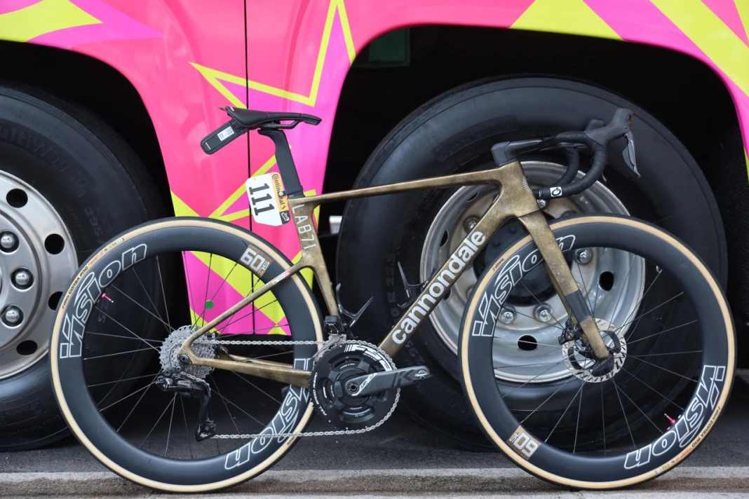 Le Cannondale SuperSix Evo est un vélo avec de bonnes caractéristiques polyvalentes : Bon aérodynamisme et relativement léger.