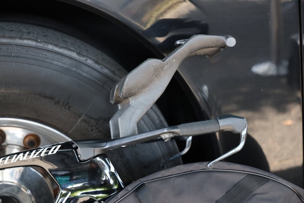 The carbon attachment on Jai Hindley's time trial bike is new.