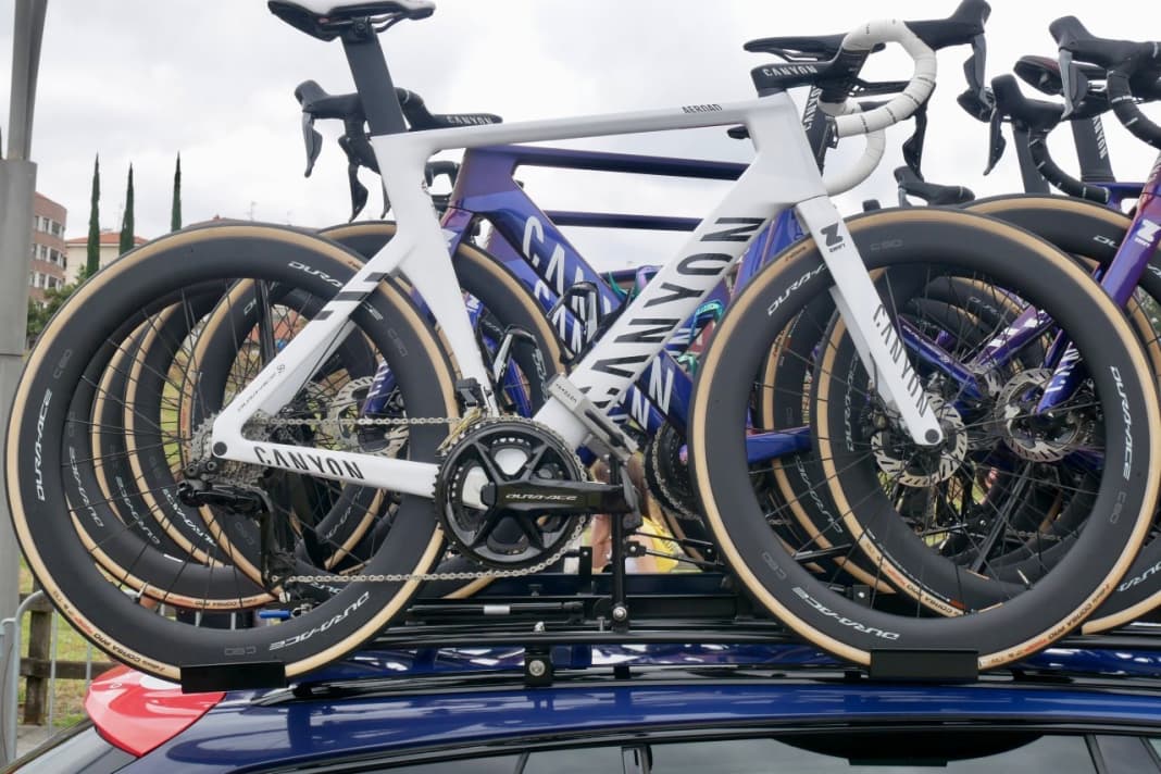Le Canyon Aeroad de Mathieu van der Poel sur une voiture de l'équipe.
