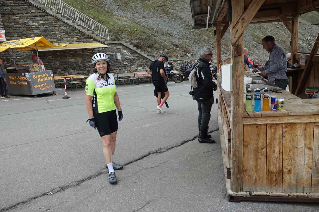 Wie die Zeit vergeht: Vor dem Würstchenstand am Stilfser Joch 2025 ...