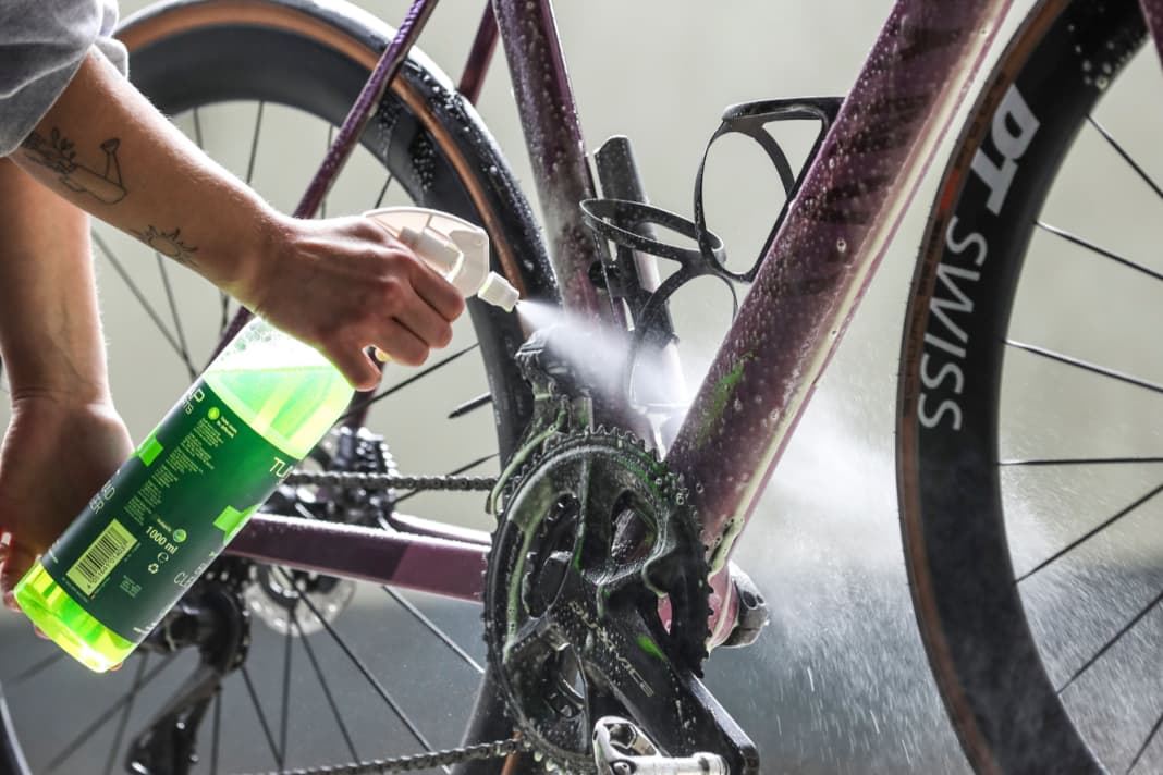 Test de nettoyants écologiques pour vélos : malgré les nettoyants écologiques... on ne devrait nettoyer son vélo que sur une place de lavage avec séparateur d'huile