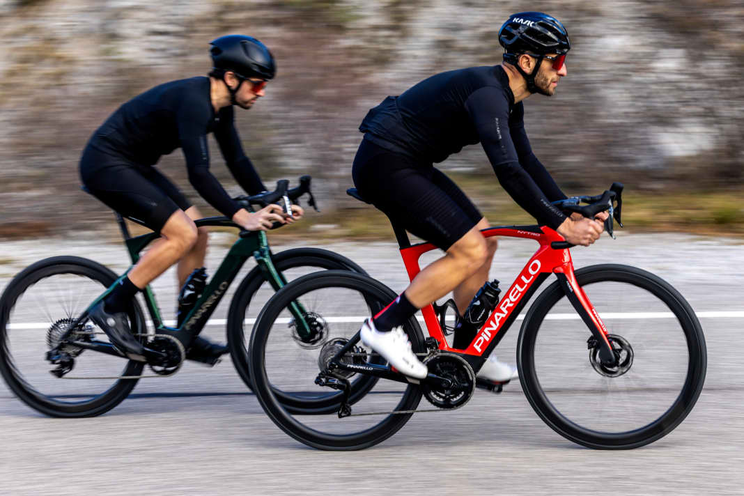 Les prochaines nouveautés de la maison Pinarello sont le Nytro Road (à droite) et le Nytro Gravel (à gauche) avec assistance électronique.