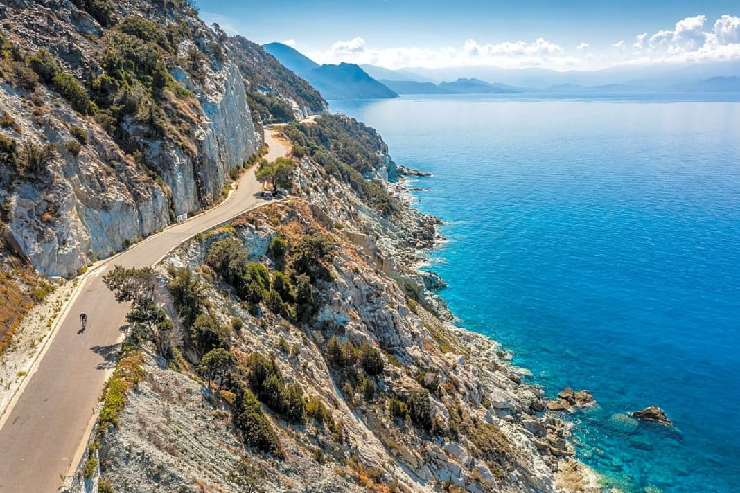 Die Westküste am Cap Corse: steil und wild, mit Ausblicken, die kaum atemberaubender sein können 