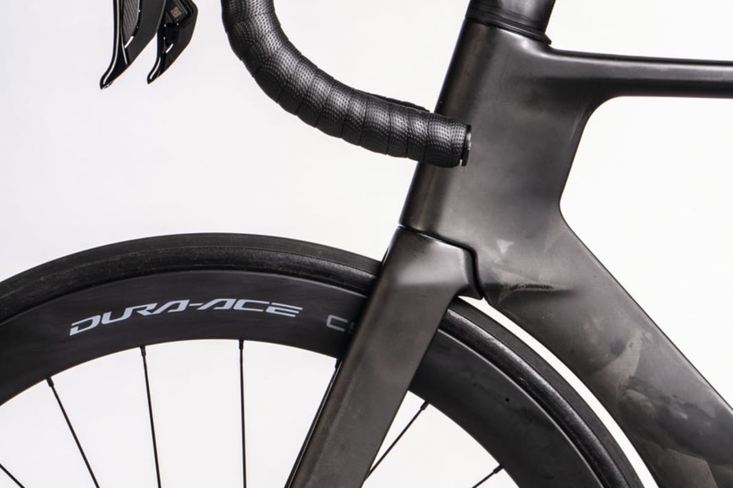 The elongated head tube improves aerodynamics