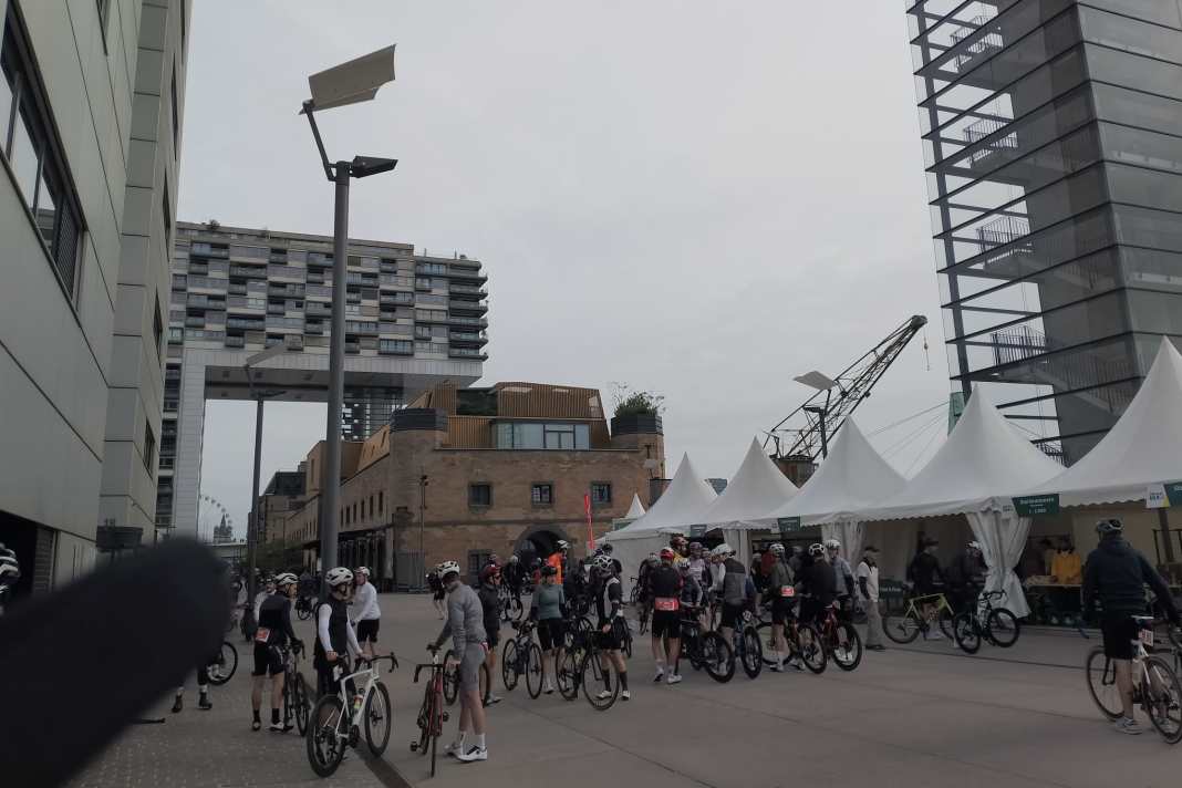 Bei Rund um Köln 2026 befand sich die Domstadt im Fahrradfieber. Bereits lange vor dem Start tummelten sich Radbegeisterte am Rheinauhafen