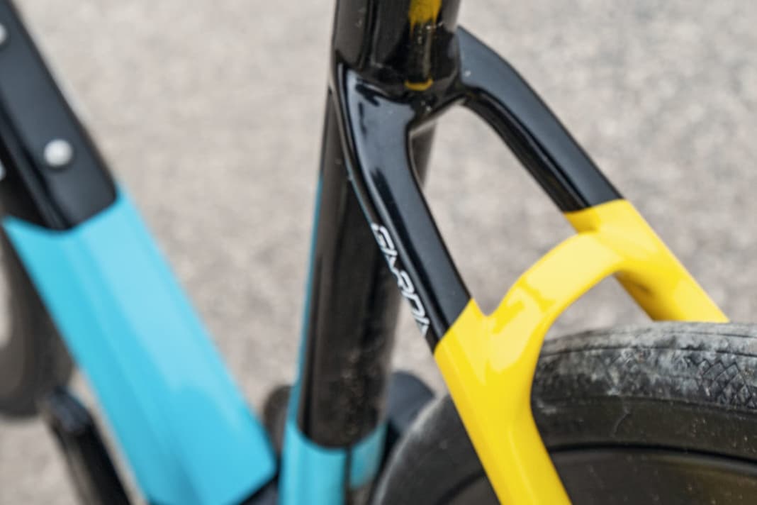 Le guidon et la tige de selle ronde sont simplement serrés de manière classique.