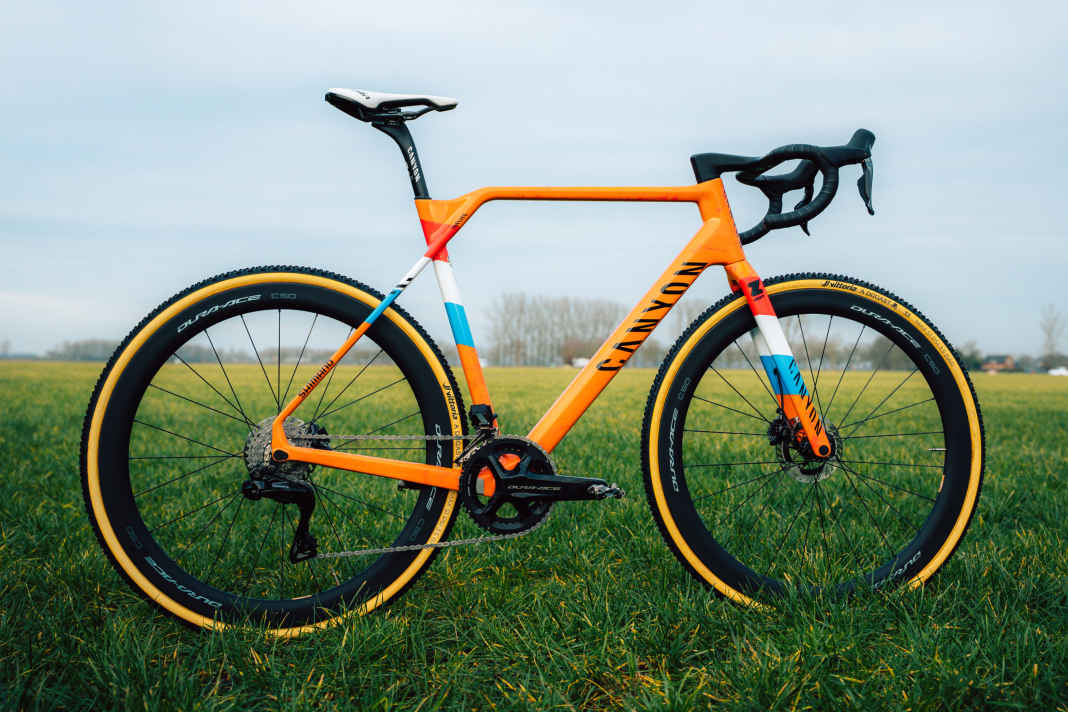 Avec cet Inflite CFR de Canyon, Mathieu van der Poel se lance dans une course record aux championnats du monde de cross.