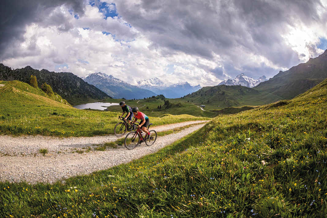 With its many spectacular routes through the high mountains, such as here in the Viamala in Graubünden, Switzerland is a top destination for all-round bike tours.