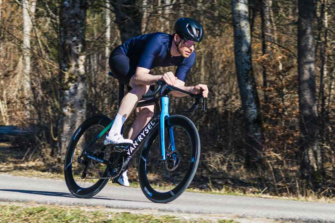 Endlich verfügbar: Van Rysel startet mit dem Verkauf des neuen Van Rysel RCR-F, nachdem es in der World Tour bereits mehrmals im Einsatz war.