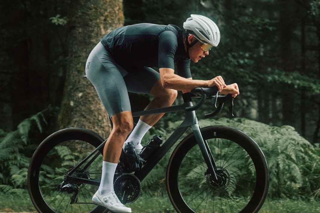 Rose präsentiert für das Xlite 06 zwei neue Farben. Ausstattungen und Preise des Race-Allrounders bleiben unverändert.