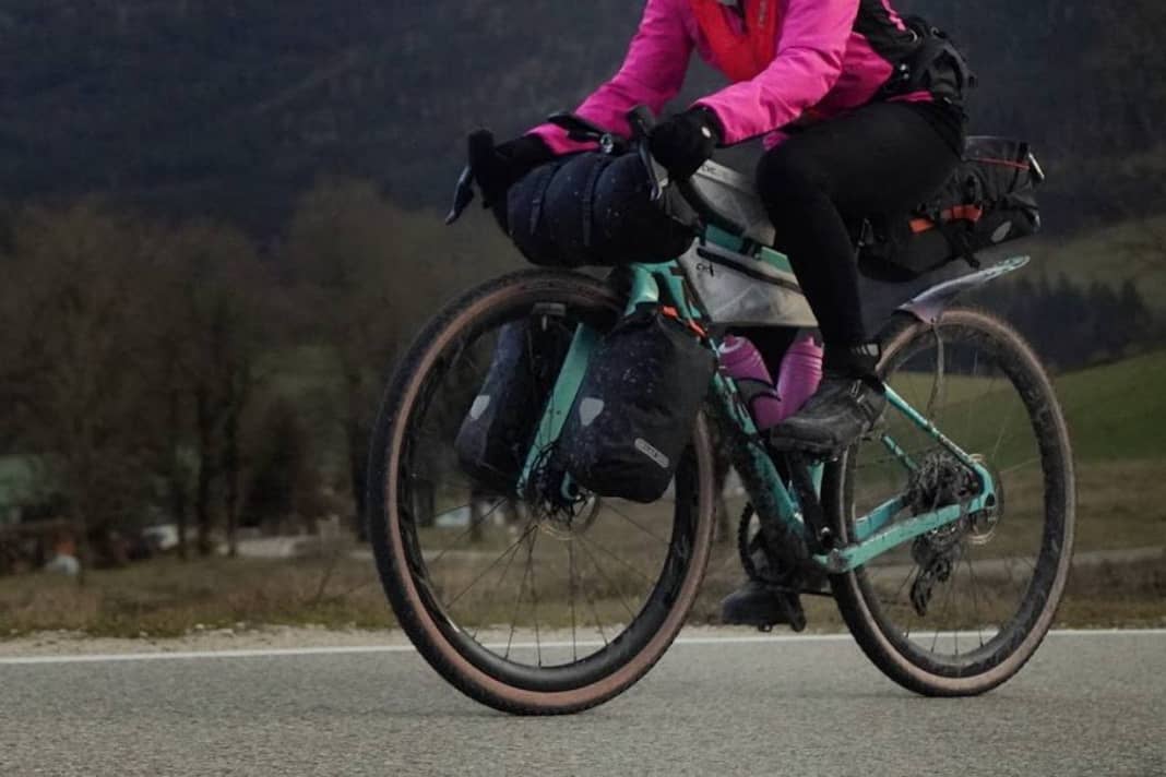 Randonnée à vélo en hiver. Avec : tente et équipement de couchage d'hiver, set de cuisine, nourriture, premiers secours, hygiène, outils, ...