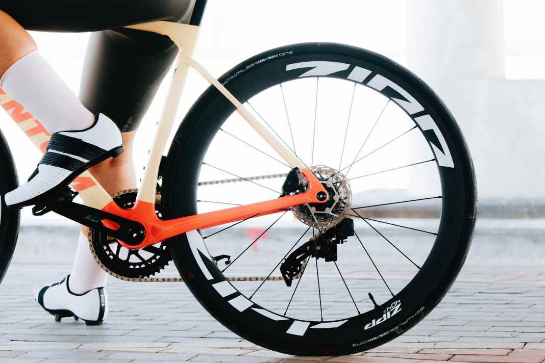A professional look on a budget: Zipp is expanding its range with the 404S road wheelset.