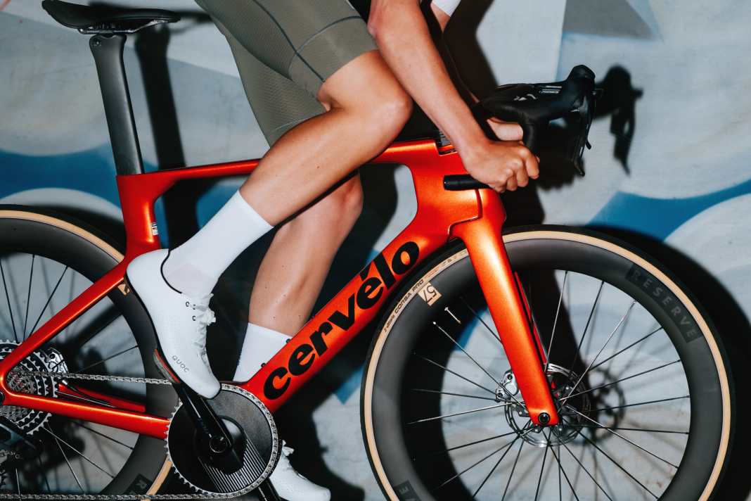Die neue Generation des Cervélo S5 ist nun auch offiziell im Handel, nachdem Jonas Vingegaard & Co. den Boliden bereits vor mehreren Wochen im Renneinsatz hatten.