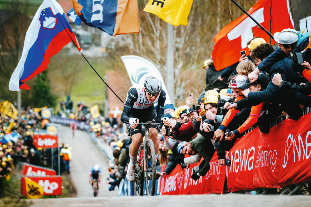 Winning like Tadej Pogacar means: irresistible, superior, consistent. On the Oude Kwaremont, he makes things clear