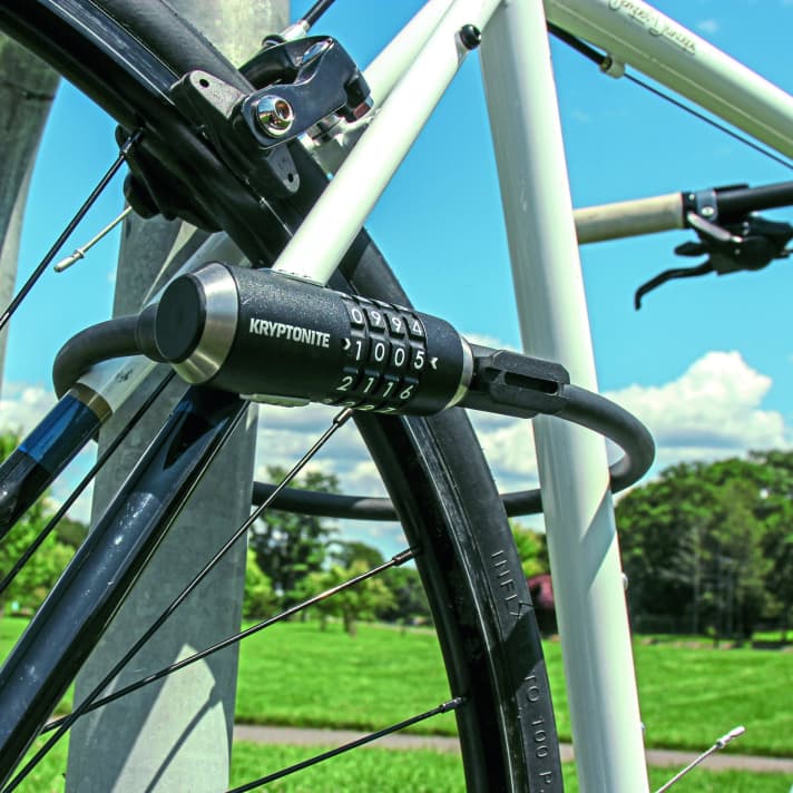 Achtung bei Ziffernschlössern! Diebe kundschaften die Kombination mitunter mittels Fernglas aus – immer verdeckt öffnen!