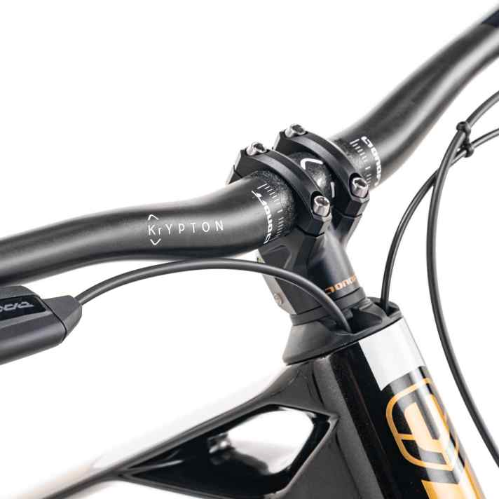 The Mondraker FG10 stem is only ten millimetres long. On the Foxy, the cables run through the headset into the frame.