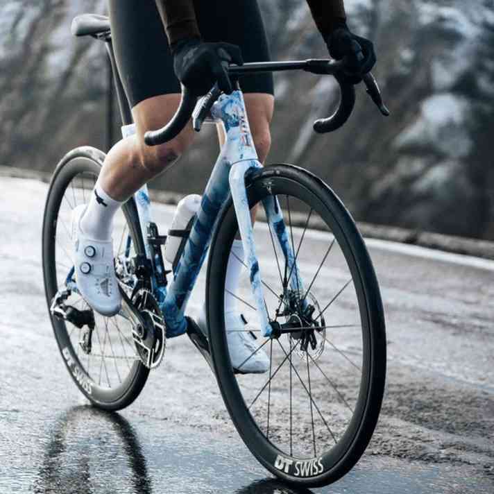 Lightweight wheels from DT Swiss complete the marathon racer