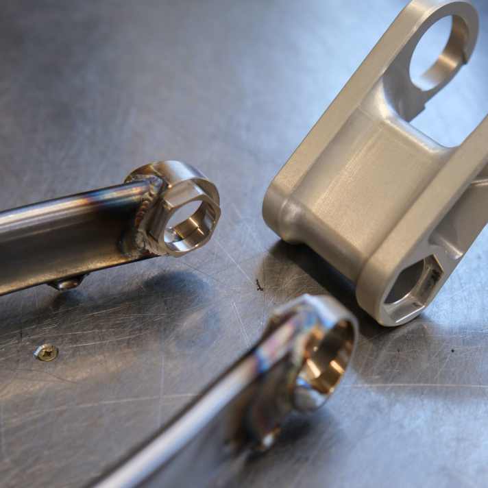 The chainstays sit in the lower bellcrank via a hexagonal connection.