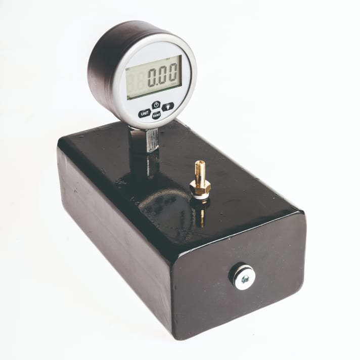 Mit unserem Luftdruck-Messgerät haben wir die Messgenauigkeit sowie die benötigten Hübe pro bar gemessen