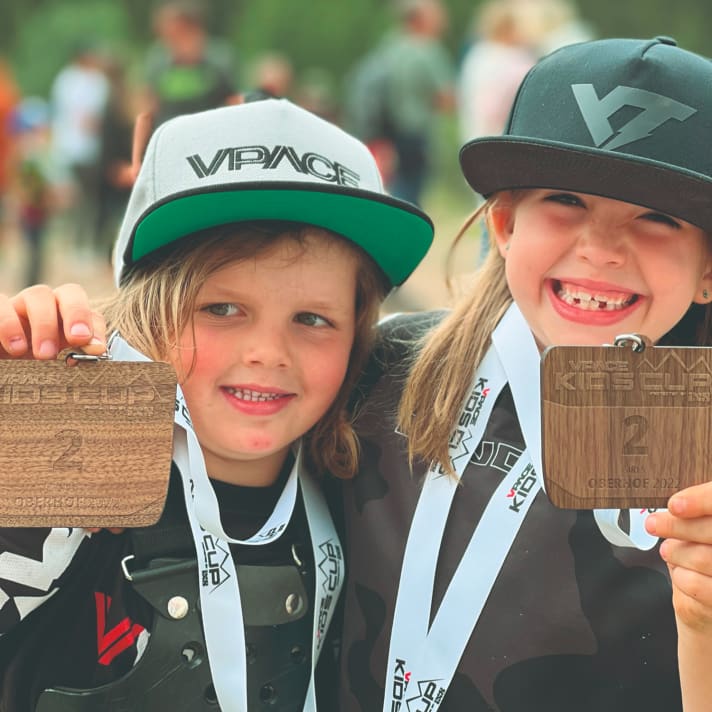 Young racing drivers, such as the children of the Gans and Wiemeyer families, should be kept an eye on. If they stay on the ball, they may have a successful racing career ahead of them.