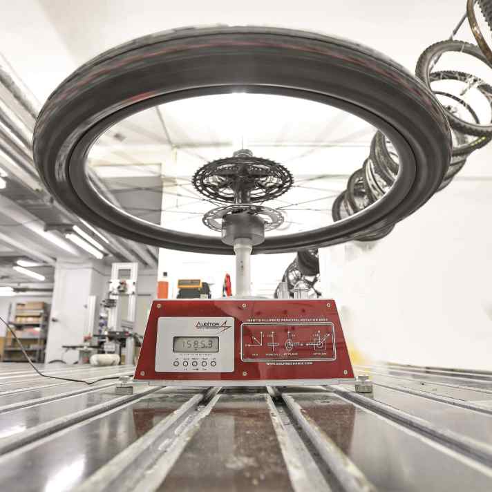 Auf den Prüfständen des BIKE-Labors testen wir unter anderem die Laufradträgheit selbst.