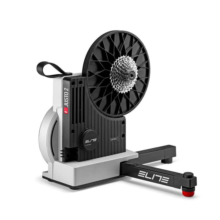 At this year's Cycling E-Sports World Championships, the organisers relied on the <a href="https://www.awin1.com/cread.php?awinmid=11768&awinaffid=471469&clickref=B++Elite+Justo+2+roller trainer+&ued=https%3A%2F%2Fwww.rosebikes.de%2Felite-justo-2-rollentrainer-direct-drive-2727397" target="_blank" rel="noopener noreferrer nofollow">Elite Justo 2 roller trainer >> e.g. available here</a>*