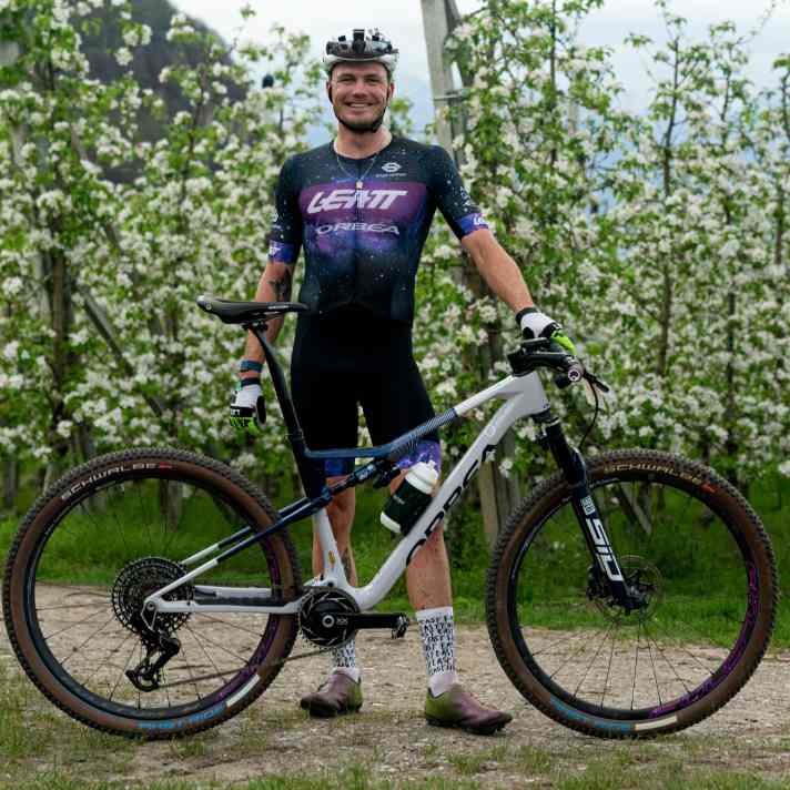 Schlank und trotzdem glücklich: Georg Egger weiß, dass leichtes Gewicht auch für einen Profi-Biker nicht alles ist.