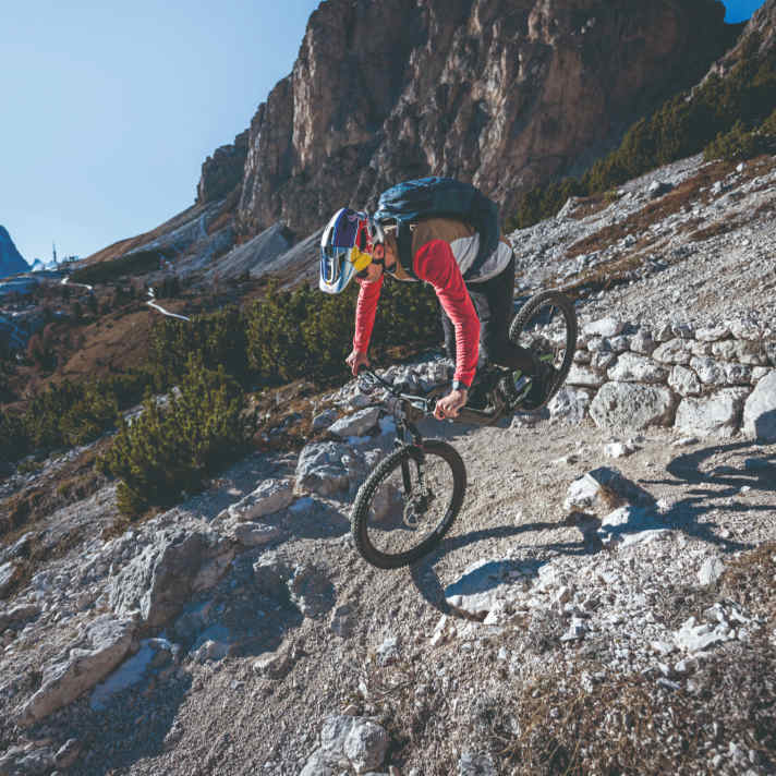 Spitz auf Kehren: lenken, Bremse ziehen, nach vorne kippen, Hüfte schwingen. Jetzt du!